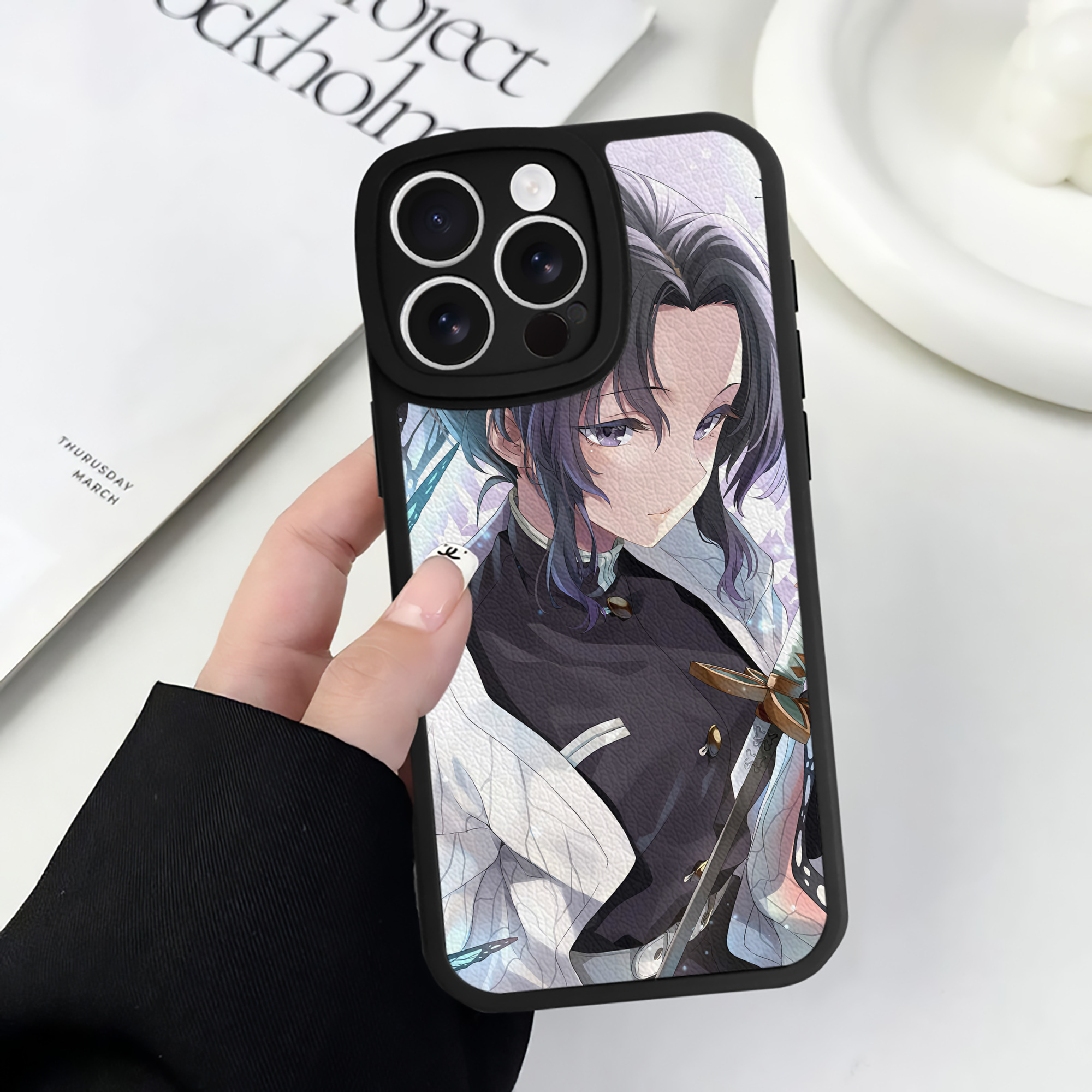 （画像用） 鬼滅の刃（きめつのやいば）蟲柱-胡蝶 しのぶ／こちょう しのぶ Kochou Shinobu 【iPhone 16シリーズ対応】シリコンスマホケース（レザー調） 材質：シリコン